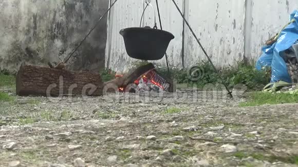 乡村的篝火烧水壶视频的预览图