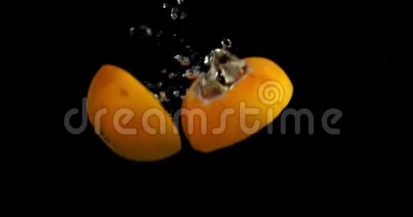 半个柿子落在水里有气泡视频的预览图