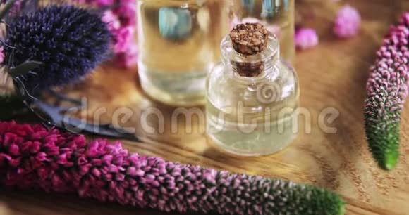 香水香味玻璃瓶中的香味在新鲜的花朵中侧视视频的预览图