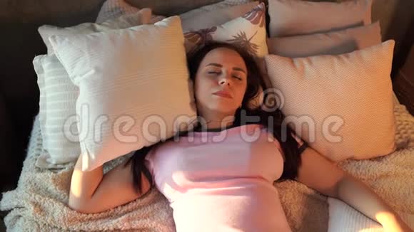 清晨睡在格子布下枕头上的年轻女子愤怒的女性憎恨并用视频的预览图