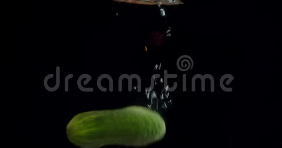 黄瓜掉进水里有气泡视频的预览图