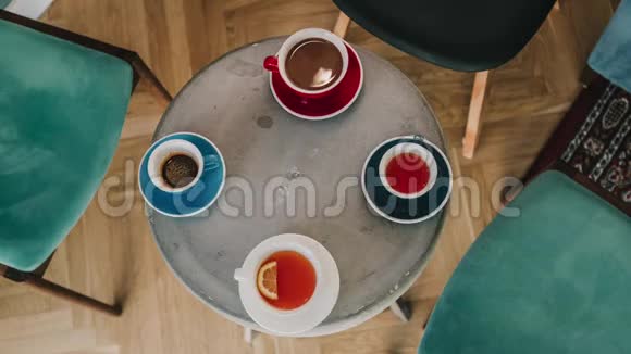 停止运动动画杯子和茶和咖啡旋转在圆形混凝土桌子上视频的预览图