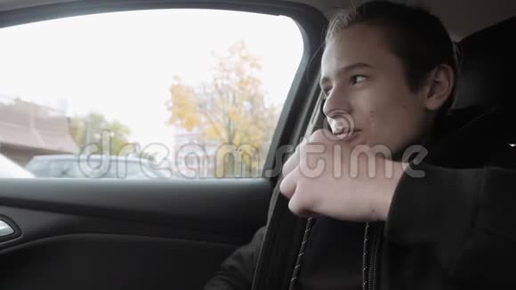 青少年坐在车里吃薯条视频的预览图