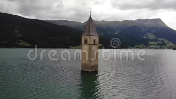 古老的教堂塔钟从无人机4K视频的预览图
