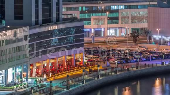 迪拜运河附近夜间停车阿联酋航空时差视频的预览图