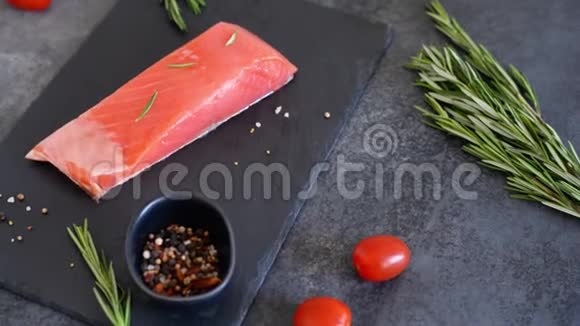 三文鱼生的鳟鱼红鱼片与草药柠檬和刺在白板上的光背景做海鲜休息视频的预览图