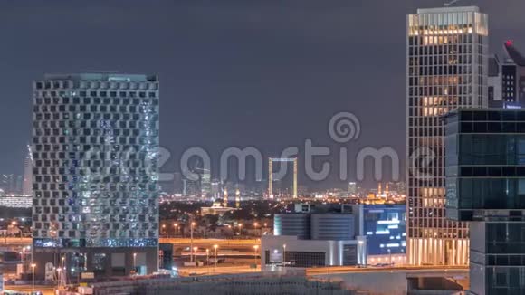 迪拜运河附近的明亮夜晚视频的预览图