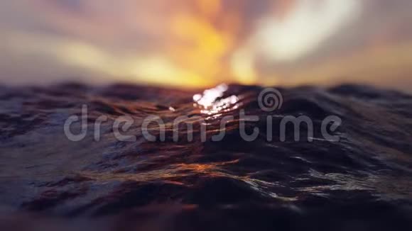 傍晚的海浪带着灿烂的晚霞太多闪亮的太阳反射在水中与波克视频的预览图