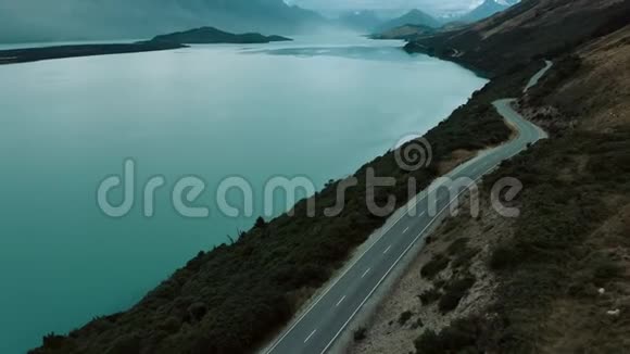 群山中黑暗而戏剧性的道路视频的预览图