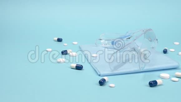 妇科检查工具包和蓝色背景上的药丸视频的预览图