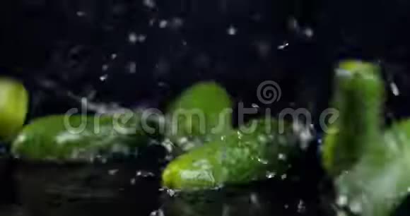 黄瓜溅落到水里视频的预览图