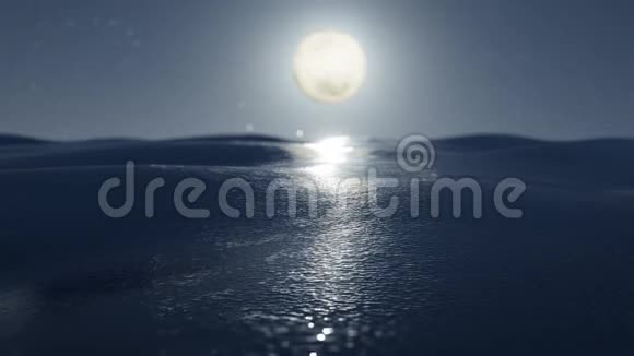 晚上的海浪在水中有太多闪亮的月亮反射视频的预览图
