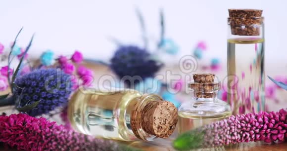 花香液体香水在透明瓶精油在玻璃瓶视频的预览图