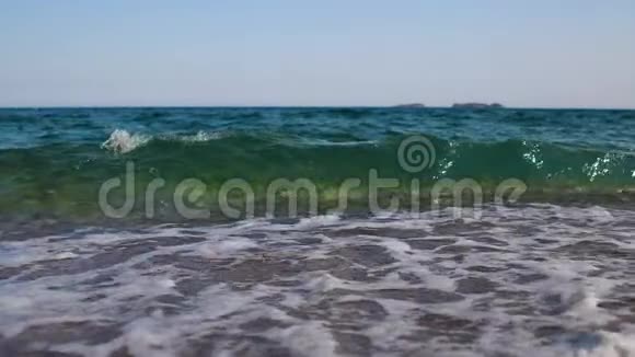 碧波荡漾的海水在海滩上的大片风景视频的预览图