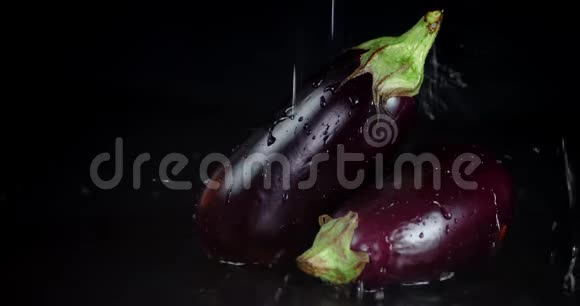 鲜茄子掉落水珠视频的预览图