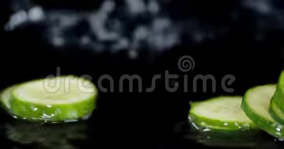 黄瓜片落在水溅上视频的预览图
