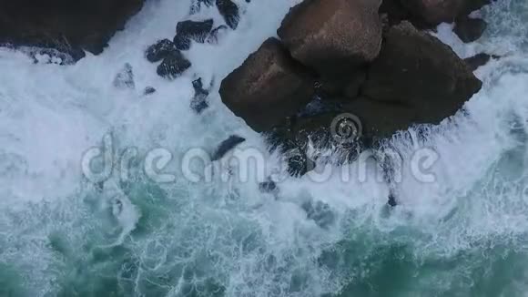 阿曼苏丹国Salalah海浪和岩石坠落时无人机的惊人射击视频的预览图