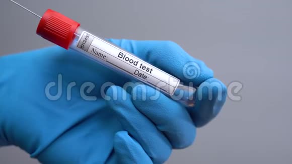 验血冠状病毒血液检测的特写注射器填充管戴蓝色手术手套的医生将血液注入试管视频的预览图