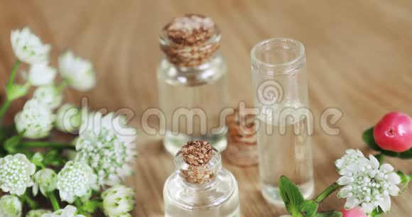 制作香气液体香水从玻璃瓶中取出精油吸管视频的预览图