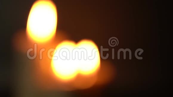 三组棕色燃烧的蜡烛在黑色背景特写上舒适浪漫神秘神秘宗教象征的概念视频的预览图