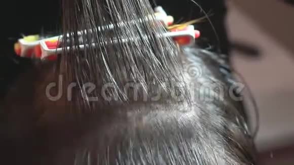 女人理发师里的发型视频的预览图