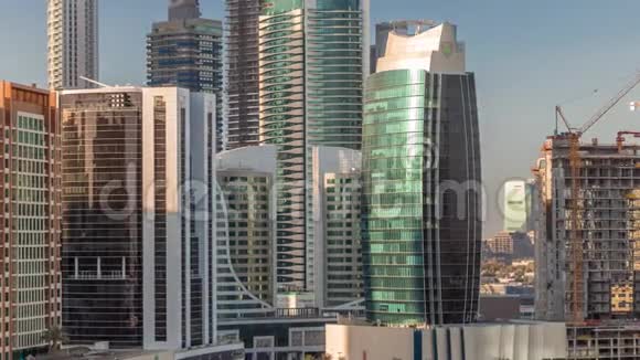 迪拜阳光明媚的一天摩天大楼伴随着蓝天的空中时光视频的预览图