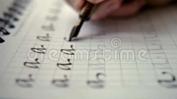 慢动作书法潘笔手写信a老式墨水笔或钢笔视频的预览图