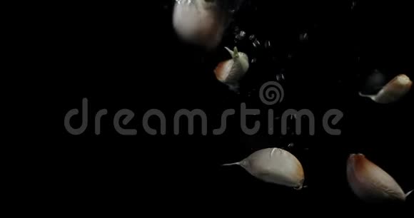 新鲜大蒜片落入水中有气泡视频的预览图