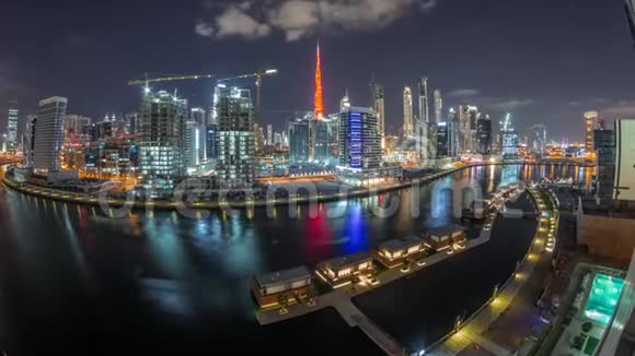 夜城迪拜靠近运河摩天大楼空中穿越视频的预览图