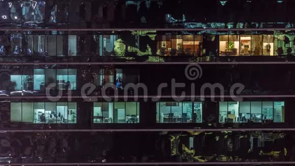 办公室摩天大楼在深夜外景室内灯亮着人们在夜间工作视频的预览图