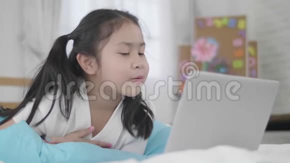 亚洲女孩使用笔记本电脑电脑和平板电脑连接网络世界视频的预览图