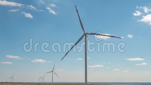 多云天空下的风力发电机组发电场视频的预览图