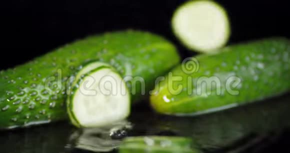 新鲜黄瓜在水中溅落的圆片视频的预览图