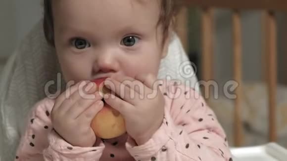 小女孩吃苹果视频的预览图
