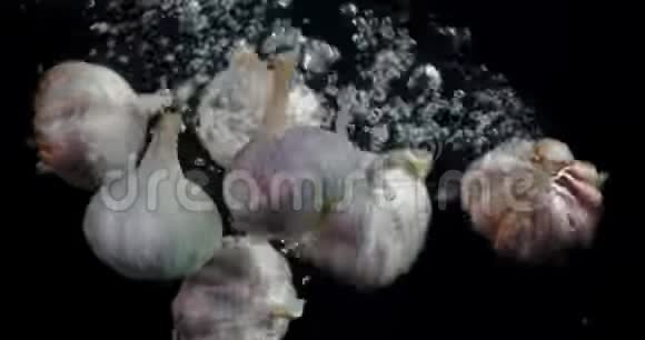大蒜掉进水里有气泡视频的预览图
