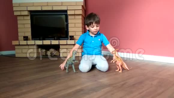 男孩在家玩玩具恐龙在地板上视频的预览图