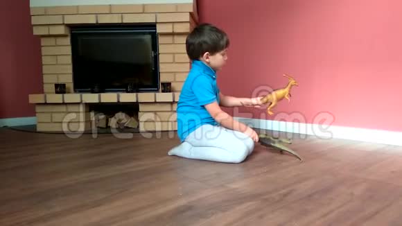男孩在家玩玩具恐龙在地板上视频的预览图