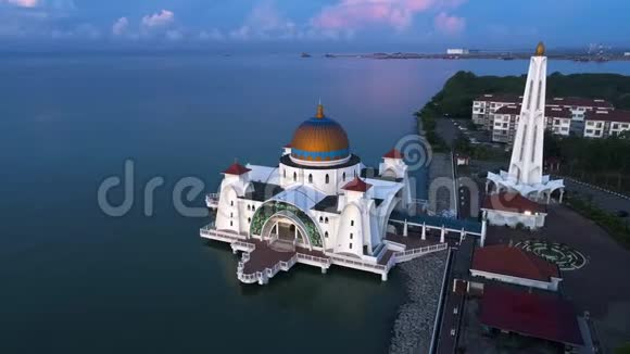 空中观景梅拉卡海峡清真寺是一座清真寺位于马来西亚马六甲市人造马六甲岛上视频的预览图