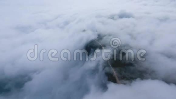首都Drone雾中云动阿曼萨拉拉秋季的鸟瞰图视频的预览图