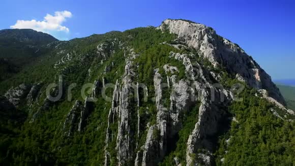 沿着高岩山和绿树飞翔视频的预览图