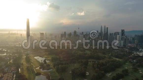 吉隆坡市中心日落时的空中城市景观吉隆坡马来西亚视频的预览图
