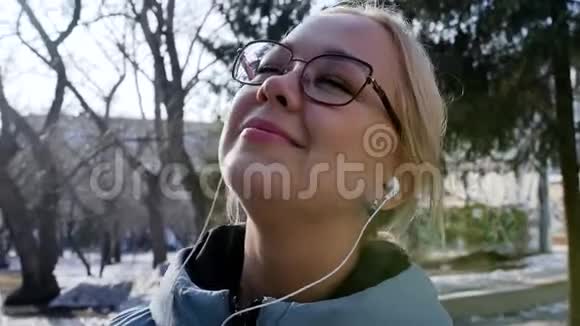 一个轻松的女人在春天的城市公园里深呼吸的肖像视频的预览图