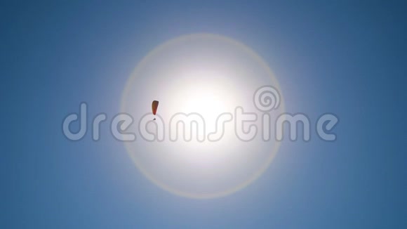 极端滑翔伞在晴朗的蓝天上飞行阳光照进照相机视频的预览图