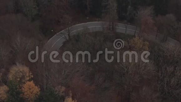 一辆汽车在秋天驶过一条急转弯视频的预览图