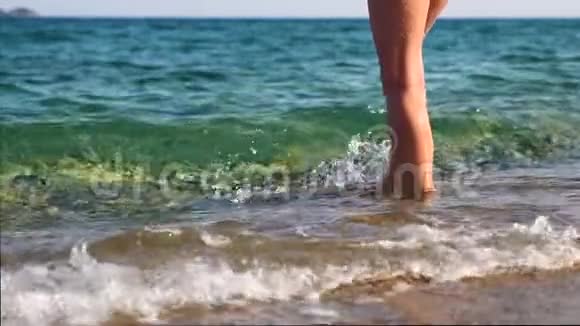 女孩正用右腿撞击大海中的海浪泼水视频的预览图