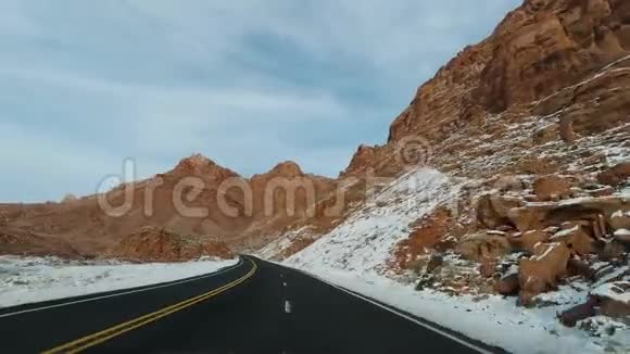 冬季89号高速公路上的汽车驾驶美国亚利桑那州视频的预览图
