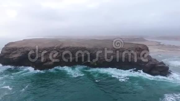 阿曼苏丹国Salalah海浪和岩石坠落时无人机的惊人射击视频的预览图