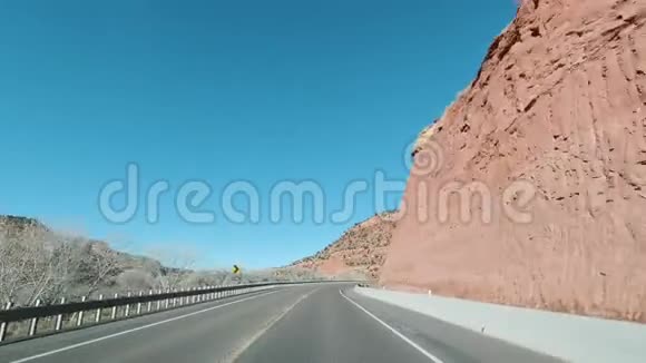 冬天开车上路美国亚利桑那州视频的预览图
