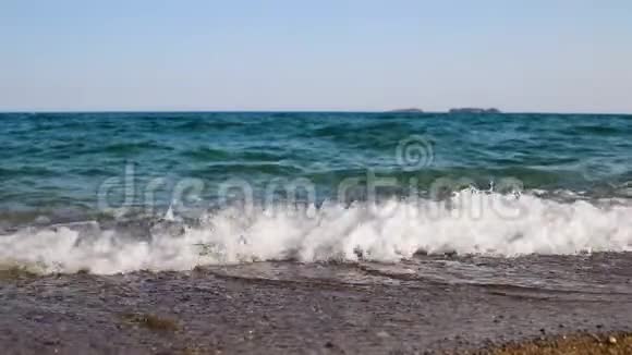 碧波荡漾的海水在海滩上的大片风景视频的预览图