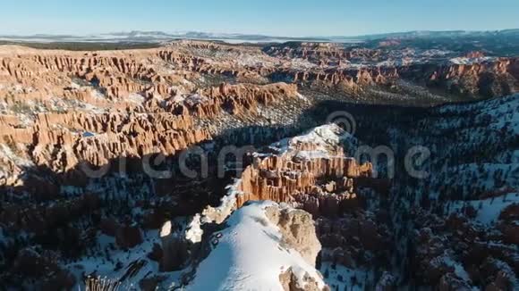冬天日出的布莱斯峡谷美国犹他州视频的预览图